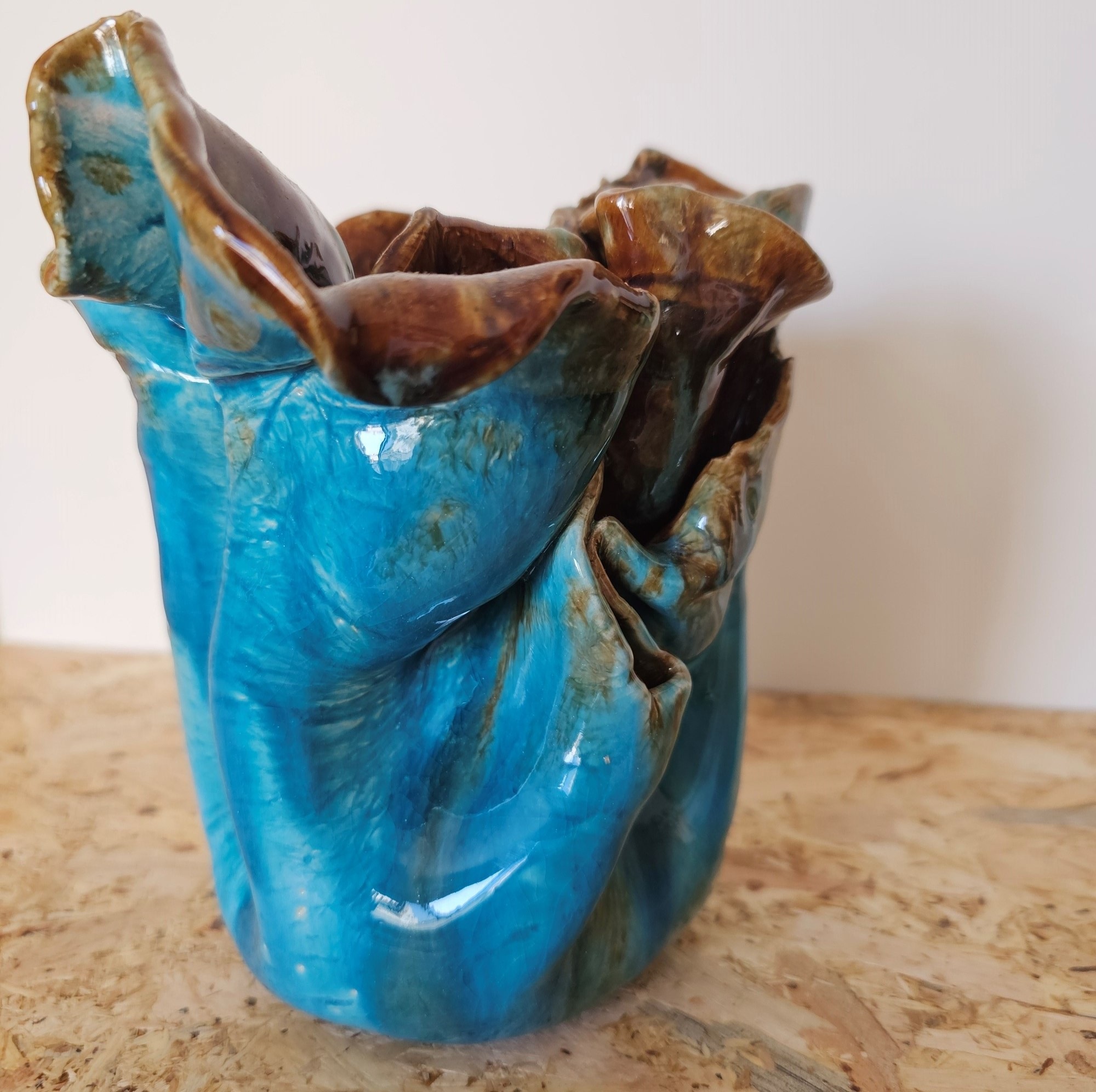 Vase Blue I (Plant), original Figure humaine Céramique Sculpture par Ana Sousa Santos