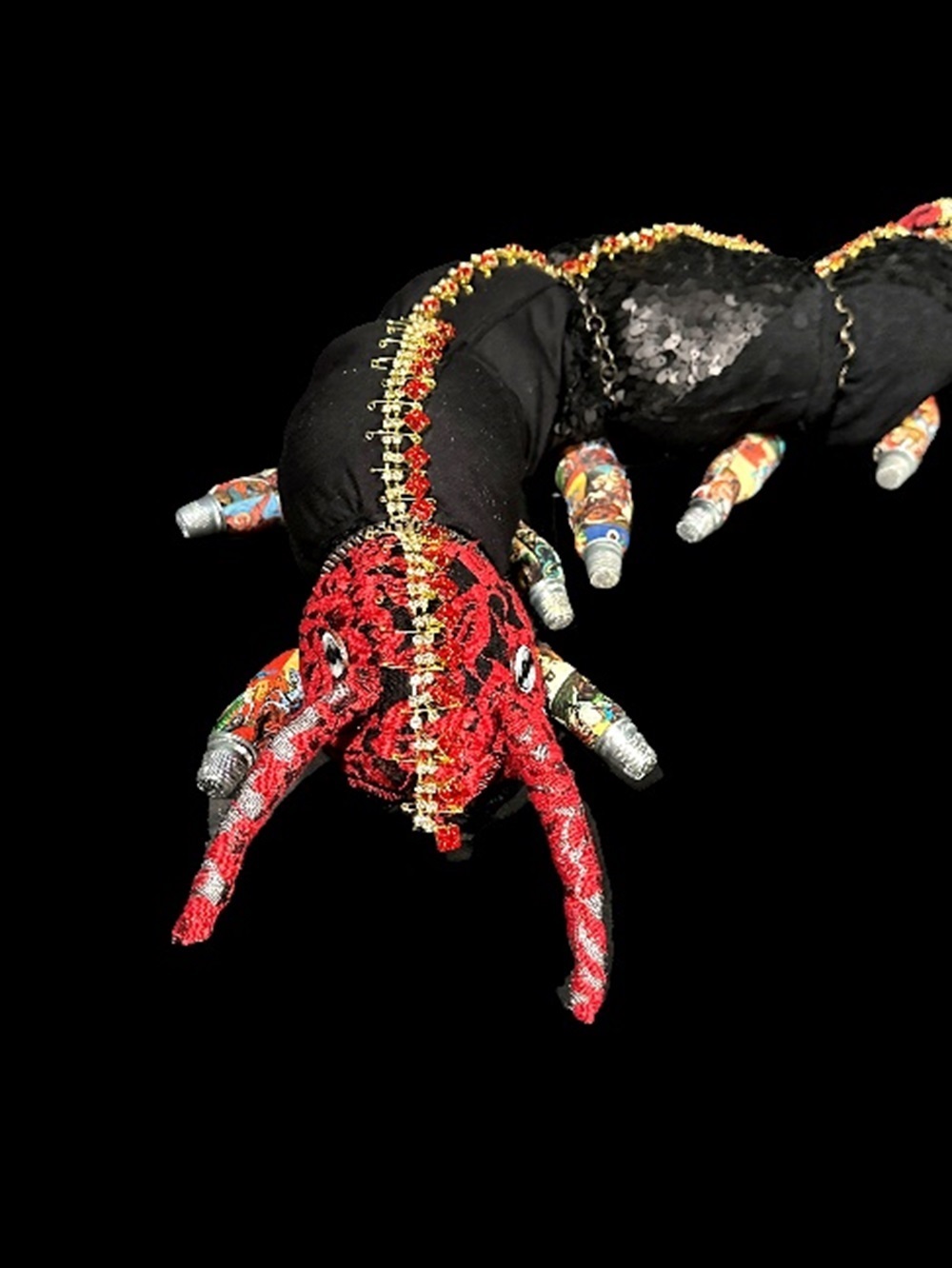 Dragão, original Avant-Garde Tissue Sculpture by Zélia Mendonça