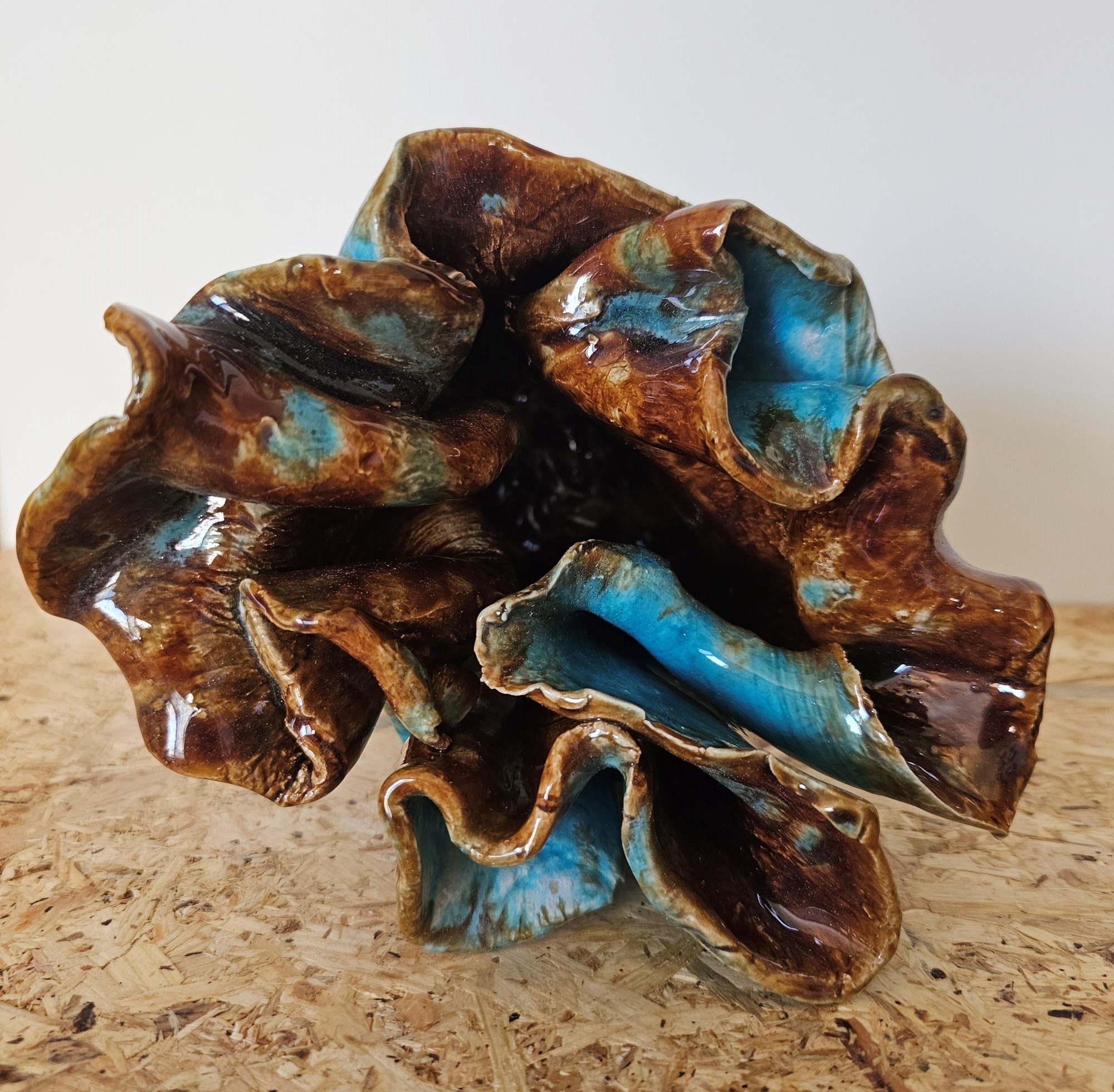 Vase Blue I (Plant), original Figure humaine Céramique Sculpture par Ana Sousa Santos