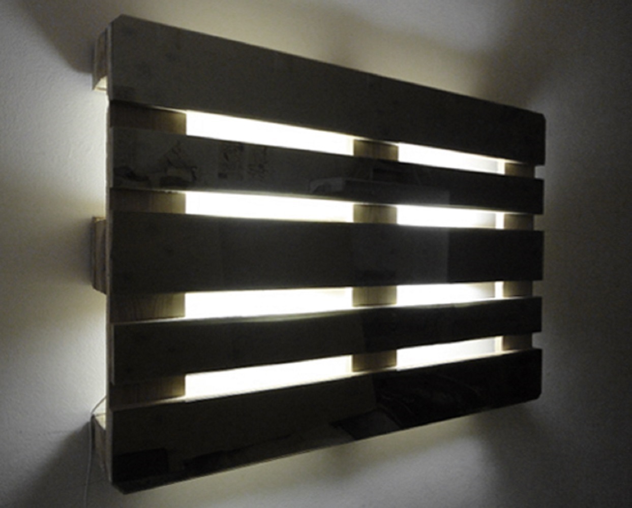 O que Exatamente Torna a Nossa Imagem de Hoje, Tão Diferente, Tão Atraente? , original Abstract Mixed Technique Sculpture by Inês  Osório 