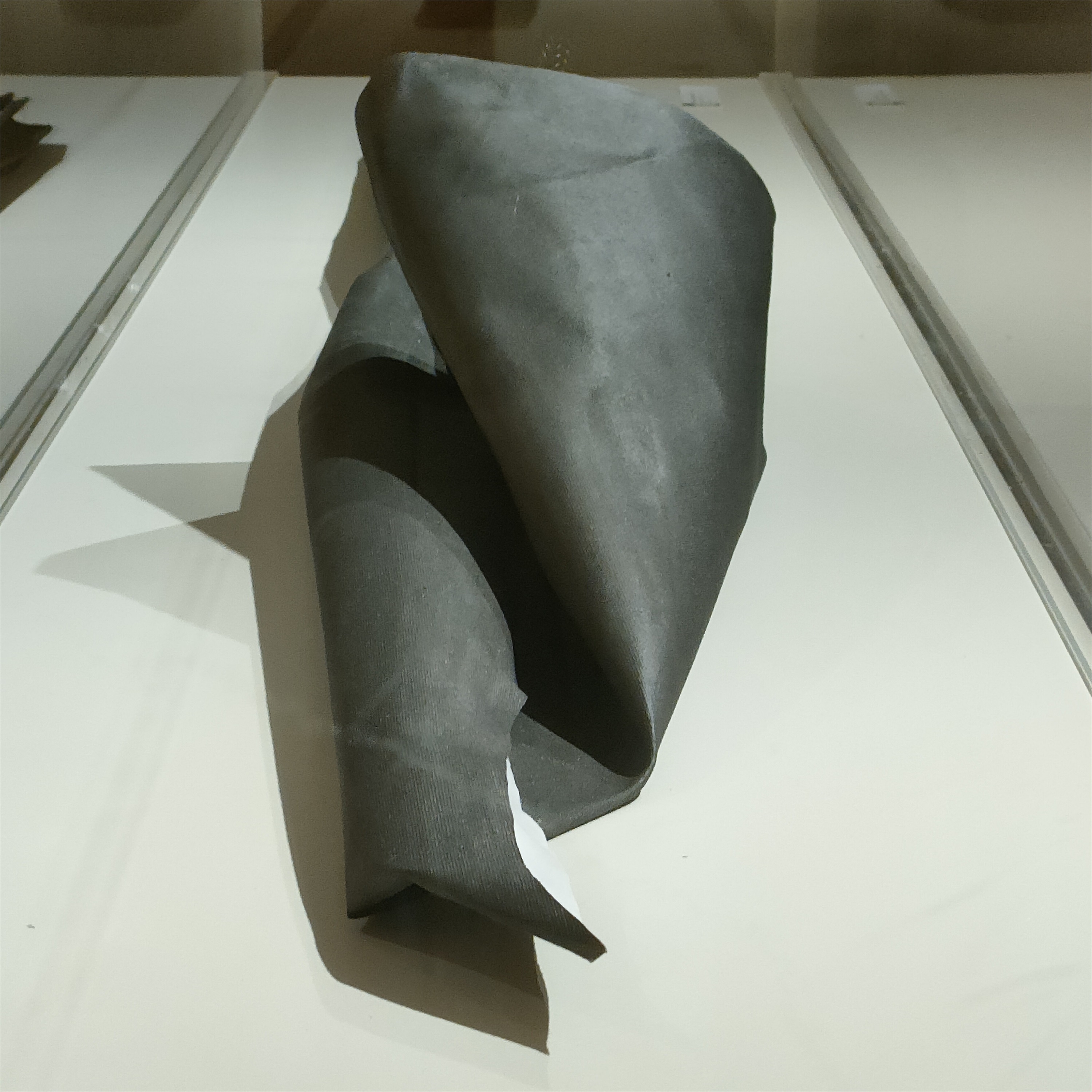 Alma Estriada de Arma Branca, Escultura Técnica Mista Abstrato original por Inês  Osório 